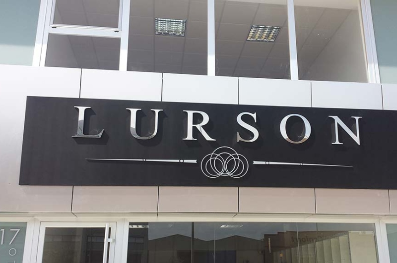 Instalación de letreros en acero inoxidable para empresas